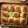 Tray of baked Italian grinder sliders with melted provolone and garlic butter topping" Emplacement : Image mise en avant