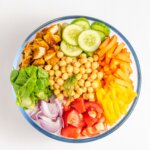 Chicken and vegetable bowl for a Mediterranean-style lunch