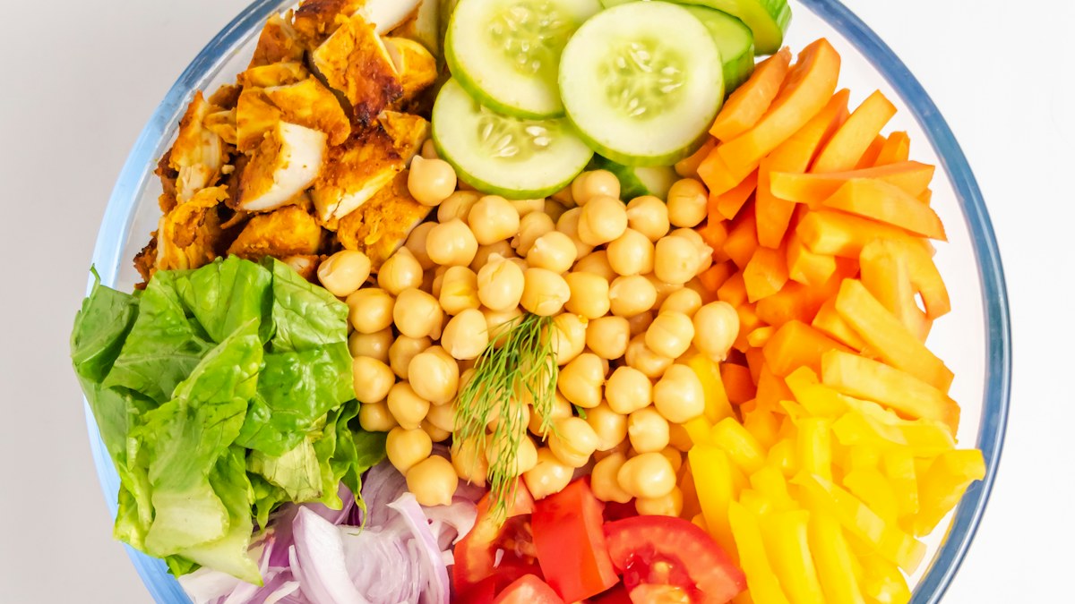 Chicken and vegetable bowl for a Mediterranean-style lunch